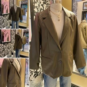 🌺 BCBG
Olive Pleather Blazer